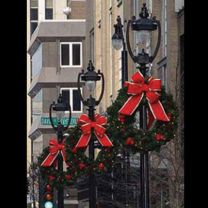 Wreath with Bow Christmas Lamp Post